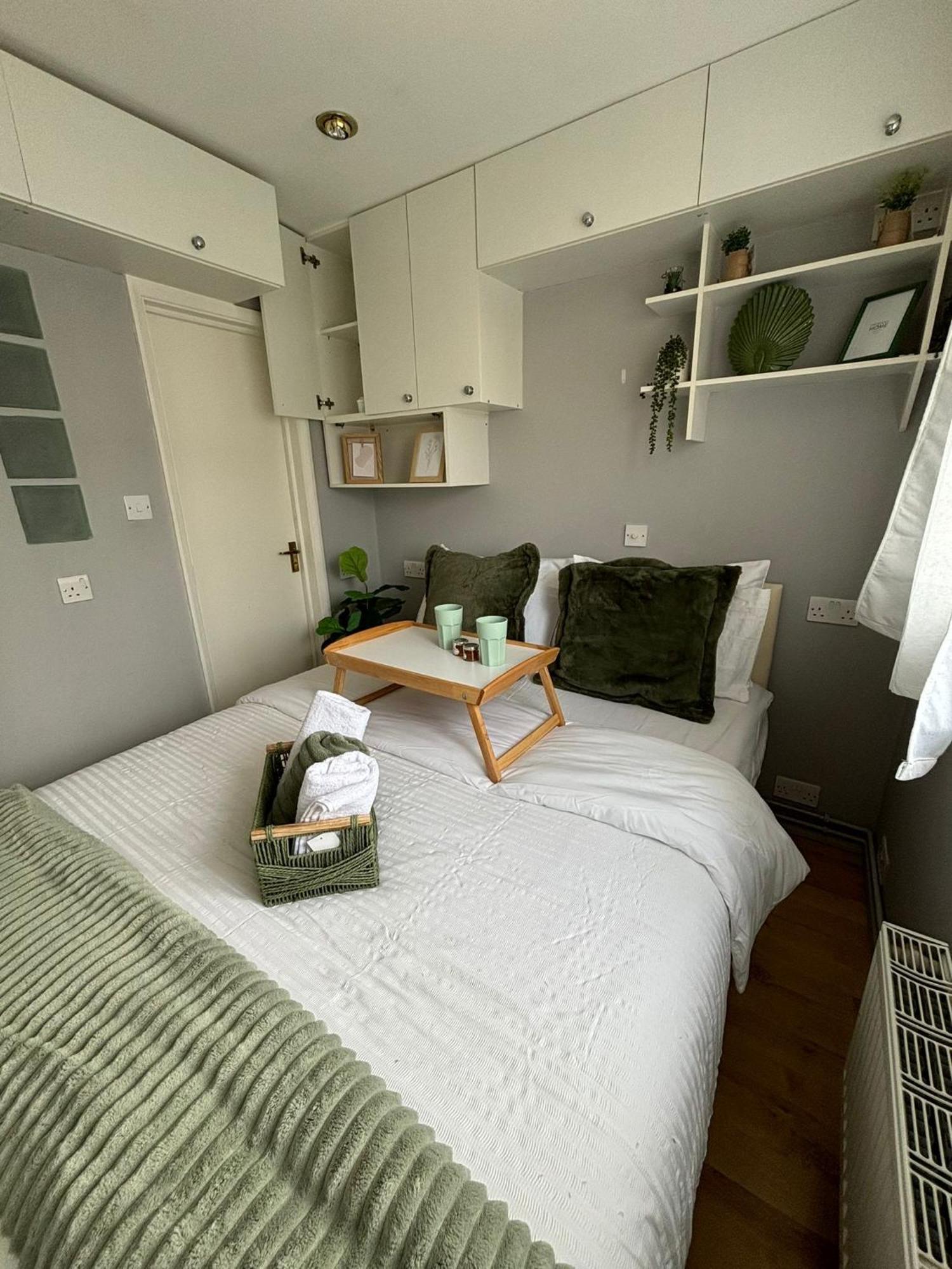 Amazing En-Suite Apartment In Finchley Central London Eksteriør billede